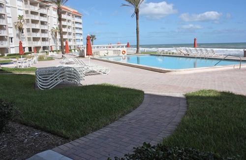 New Smyrna Beach Condo | Ground floor with King master, 2 twins 2nd bedroom Bunk beds in 3rd bedroom (twins) twin/full combo.