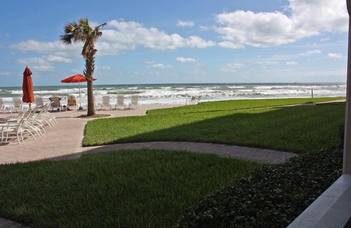 New Smyrna Beach Condo | Ground floor with King master, 2 twins 2nd bedroom Bunk beds in 3rd bedroom (twins) twin/full combo.