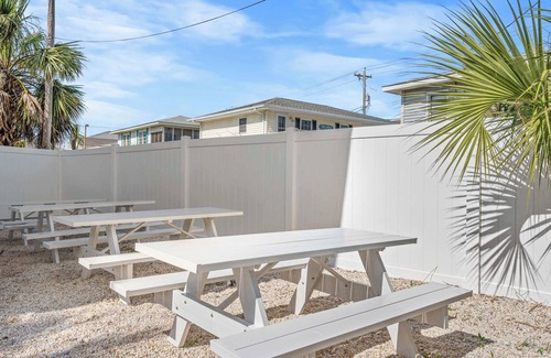 Ash Apartment | Ground Level Studio|2 Double Beds|Close 2 Beach