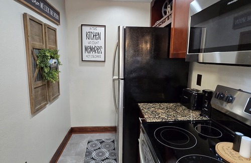 Pigeon Forge Condo | Ground level with Mountain View, Pool, Hot Tub, King Beds, & 1 Mile from Parkway