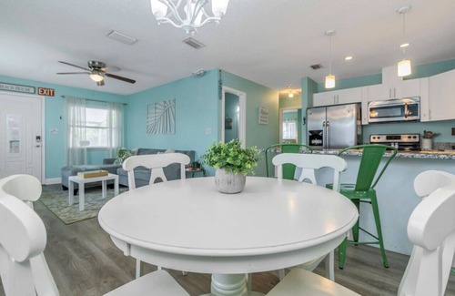 Indian Rocks Beach Condo | Group Escape | 3 to Beach, Outdoor Escape