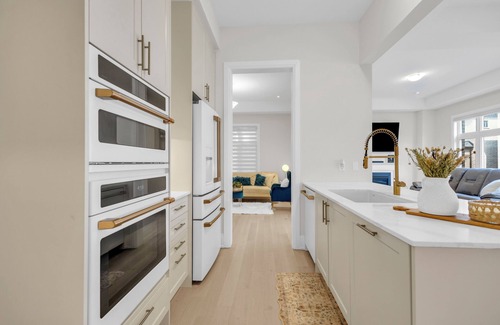 Oakville House | Group-Friendly 4BR Home | Sleeps 12+| Near Hwy 403