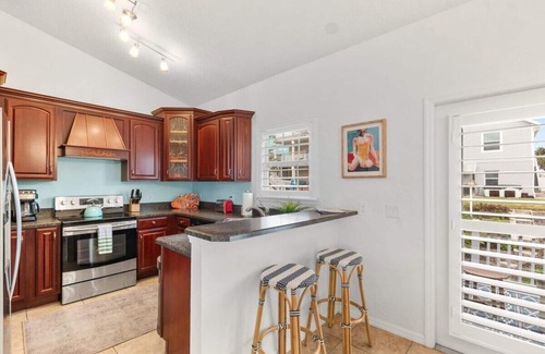 Butler Beach House | Group-Friendly Beach Stay | 5Min Walk to the Beach