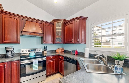 Butler Beach House | Group-Friendly Beach Stay | 5Min Walk to the Beach