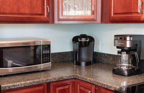 Butler Beach House | Group-Friendly Beach Stay | 5Min Walk to the Beach