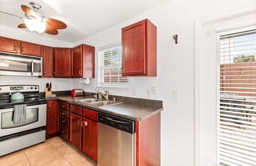 Butler Beach House | Group-Friendly Beach Stay | 5Min Walk to the Beach