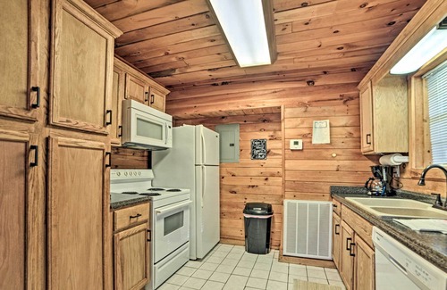 Springville Cabin | Group-Friendly Cabin on Kentucky Lake!