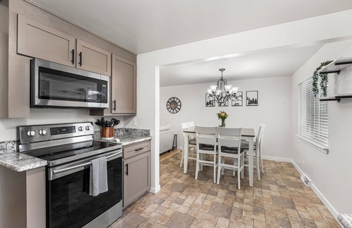 Castle Rock House | Group Friendly Castle Rock Retreat | Sleeps 12 | Games, BBQ & Patio