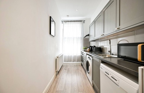 Ealing Apartment | Group-Friendly Apt |Steps toTube Station -Shops