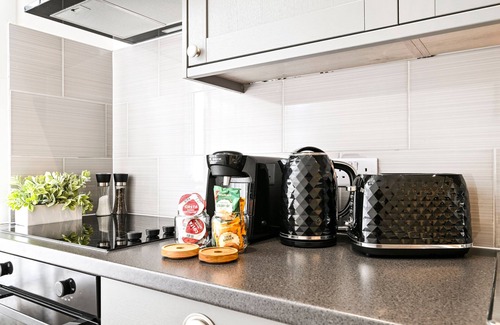 Ealing Apartment | Group-Friendly Apt |Steps toTube Station -Shops