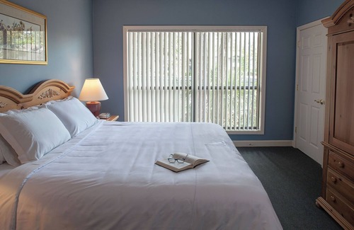 Hilton Head Resort | Group-Friendly 2BR with Lakefront Porch, Kitchen, Tennis, Bikes and Poolside