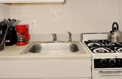 Garment District Apartment | Group Getaway! Ideal 2BR in NYC