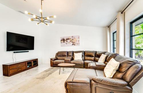 Charlotte County House | Group Getaway Luxe Lakeside Gem in Port Charlotte