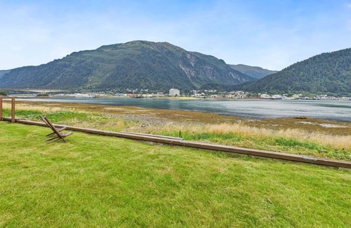 West Juneau House | Group Getaway: Oceanfront w/Private Rocky Beach