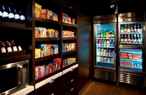 Auburn Hills Hotel | Group Getaway! THREE Relaxing Units, Pet-friendly, Indoor Swimming Pool!