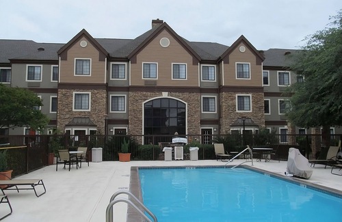 Vance Jackson Apartment | Group Getaway! TWO Comfortable 2BR Suites, Free Breakfast, Pet-friendly, Pool!