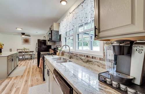 Wrens House | Group Getaway w/Fenced Yard & Pool Table in Wrens