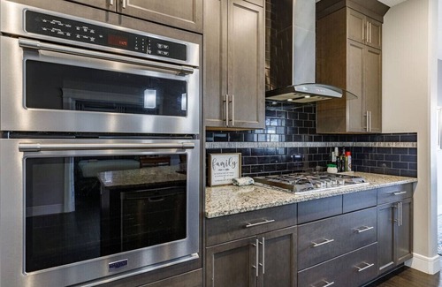 Southeast Edmonton House | Group Getaway w/Yard | Sleeps 13 | Near YEG Airpt!