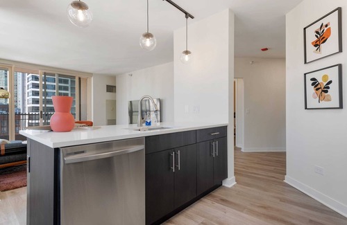 Rush and Division Apartment | Group Ideal Home: 2x 2BR, Balcony, Prime Location