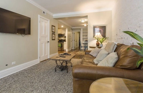 Old Town House | GROUP LUX in Old Town 4bd/3ba (+Rooftop/Parking)