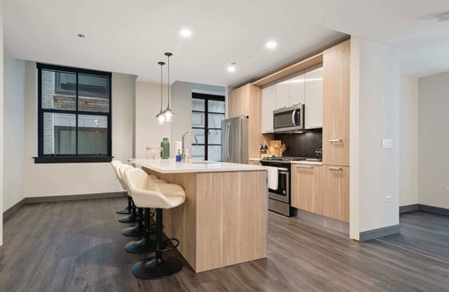 Downtown Chicago Apartment | Group Stay: 3 Modern 2BR Units, Great Amenities