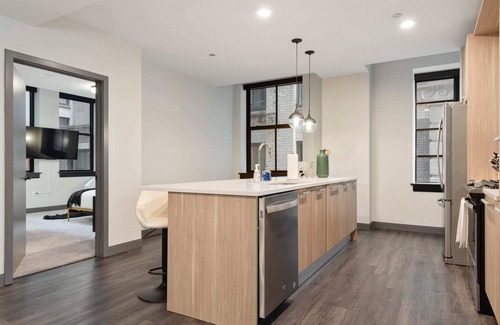Downtown Chicago Apartment | Group Stay: 3 Modern 2BR Units, Great Amenities