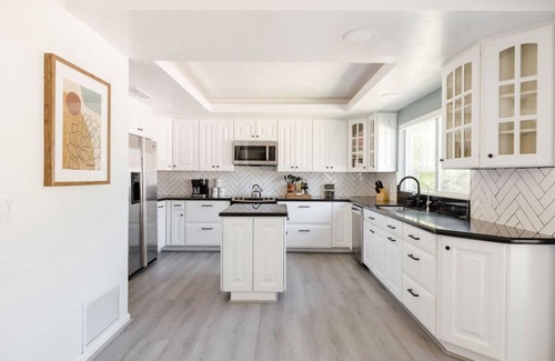 Sunset Ridge House | Group stay w/pool, hot tub & foosball!