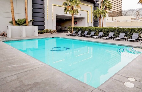 Downtown Las Vegas Hotel | Group Vacation! 2 Modern Units, Casino, Pool, FREE Parking