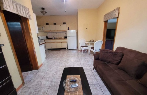 Flag Hill House | (Group Villa) Eagles Nest by the Beach