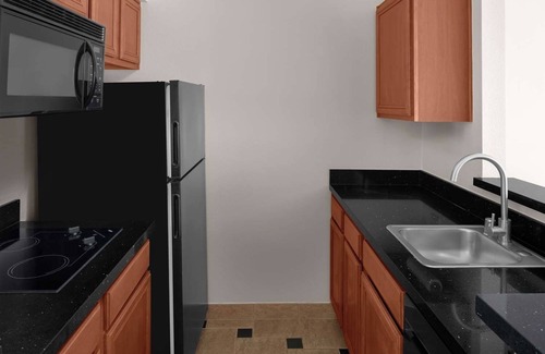 Snail Hotel | Groups Best Choice: 4 Homey Suites w/Kitchen and Living Area - BBQ, DVD Library