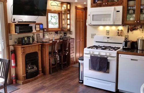 Clearville Cottage | Grouseland's Pondside Vacation Cottage. Pet Friendly.