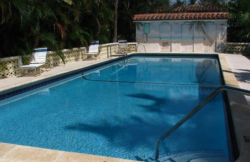 Delray Beach Condo | Grove 1 Bdrm/Bath Condo. 1 Blk walk Ocean & Dwtn Delray w/Pool, Parking & WiFi