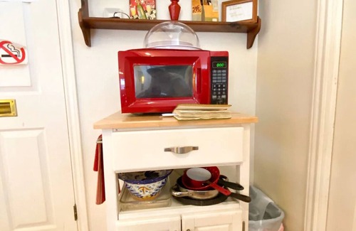 Gruene House | Gruene's Yellow Haus & Suite, Sleeps 1-14, Walk to Gruene Hall & River