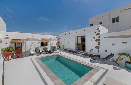 Tabayesco Apartment | 'Guatiza' Vacation Apartment with Shared Pool, Shared Terrace and Wi-Fi