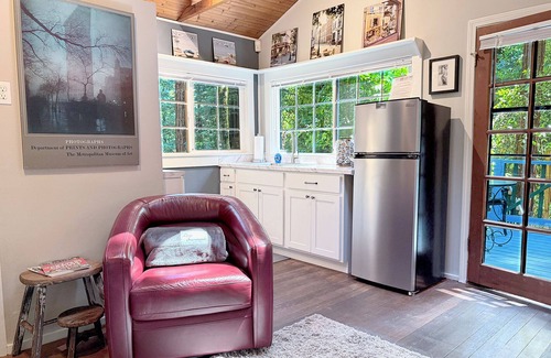 Guerneville Cottage | GuernevilleCottage-Rejuvenate,Relax,Rekindle in Redwoods-FrTble,HtTb,WiFi,Pup