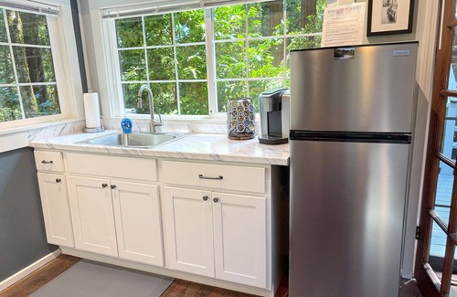Guerneville Cottage | GuernevilleCottage-Rejuvenate,Relax,Rekindle in Redwoods-FrTble,HtTb,WiFi,Pup