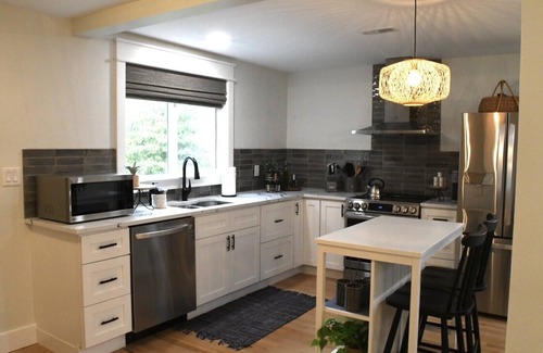 Franklin Cottage | Guest cottage on farmette in mountains with hot tub