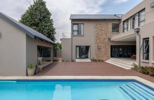 Greater Johannesburg Metropolitan Area House | Guest Ensuite @ Waterfall Country Estate.