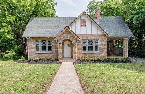 Murfreesboro House | GUEST FAVORITE 3-bed stone cottage home in Murfreesboro close to Nashville