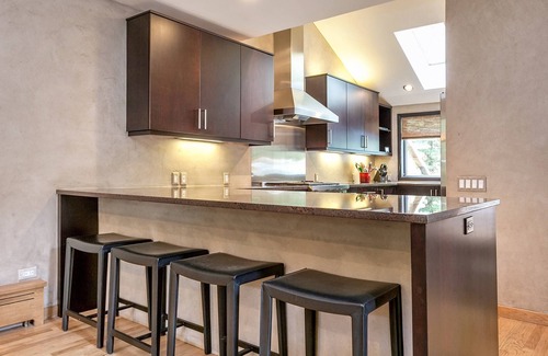 Vail House | Guest Favorite 3BR Home - Soak Up the Mountain Air in the Hot Tub, Perfect for Fall or Apres Ski!
