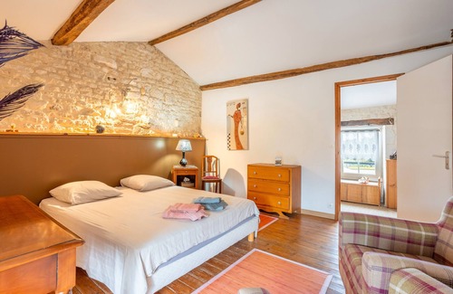 Saint-Martin-de-Fraigneau Bed & Breakfast | Guest Room 'The Suite One or Two Bedrooms' with Shared Terrace, Shared Garden and Wi-Fi