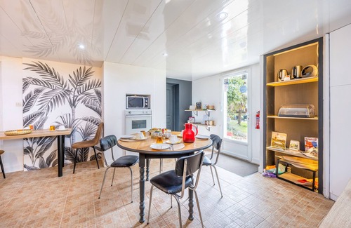 Saint-Michel-Mont-Mercure Bed & Breakfast | Guest Room 'Chambre Cerise 6min from Puy du Fou' with Shared Garden and Wi-Fi