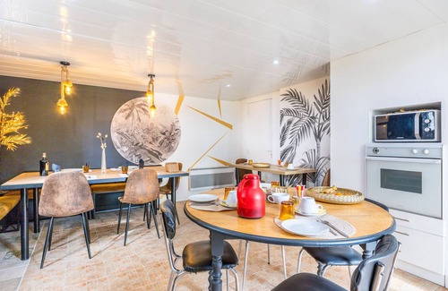 Saint-Michel-Mont-Mercure Bed & Breakfast | Guest Room 'Chambre Cerise 6min from Puy du Fou' with Shared Garden and Wi-Fi