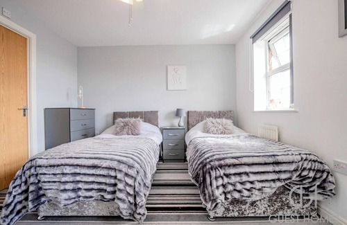 South Ferriby House | Guest Homes | 5 Bed Home in Brough