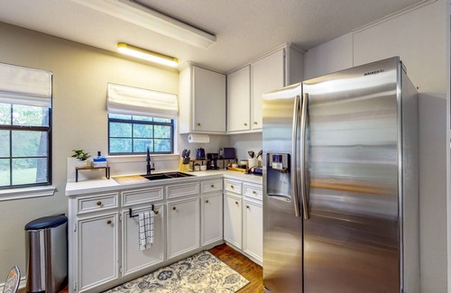 Bellville Cabin | Guest Home on 14 Acres - Vineyards, Pond & Trails - Newly Updated Kitchenette