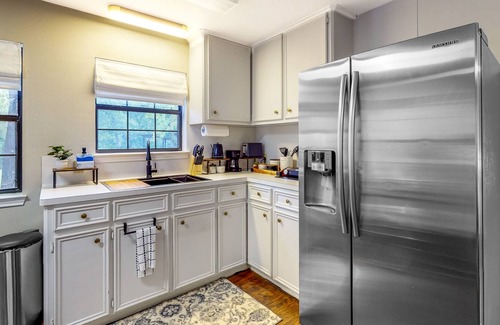 Bellville Cabin | Guest home on 14 acres - vineyards, pond & trails - newly updated kitchenette