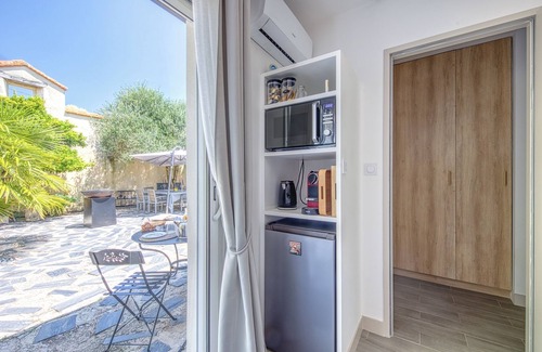 Saint-Christoly-Medoc Bed & Breakfast | Guest House 'Le Patio Du Port' with Private Terrace, Wi-Fi and Air Conditioning