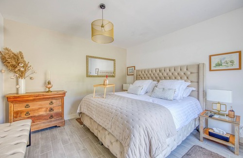 Saint-Christoly-Medoc Bed & Breakfast | Guest House 'Le Patio Du Port' with Private Terrace, Wi-Fi and Air Conditioning