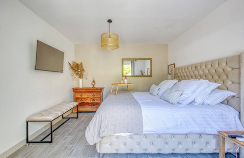 Saint-Christoly-Medoc Bed & Breakfast | Guest House 'Le Patio Du Port' with Private Terrace, Wi-Fi and Air Conditioning