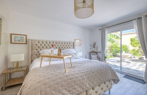 Saint-Christoly-Medoc Bed & Breakfast | Guest House 'Le Patio Du Port' with Private Terrace, Wi-Fi and Air Conditioning